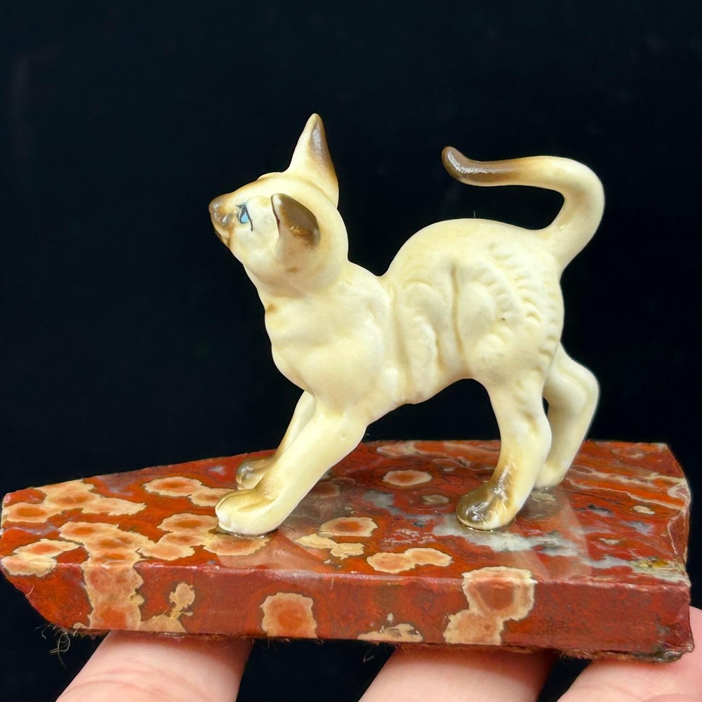 Vintage Siamese Cat Mini Figurine on Red Stone Slab Mid Century Home Decor - Picture 13 of 14